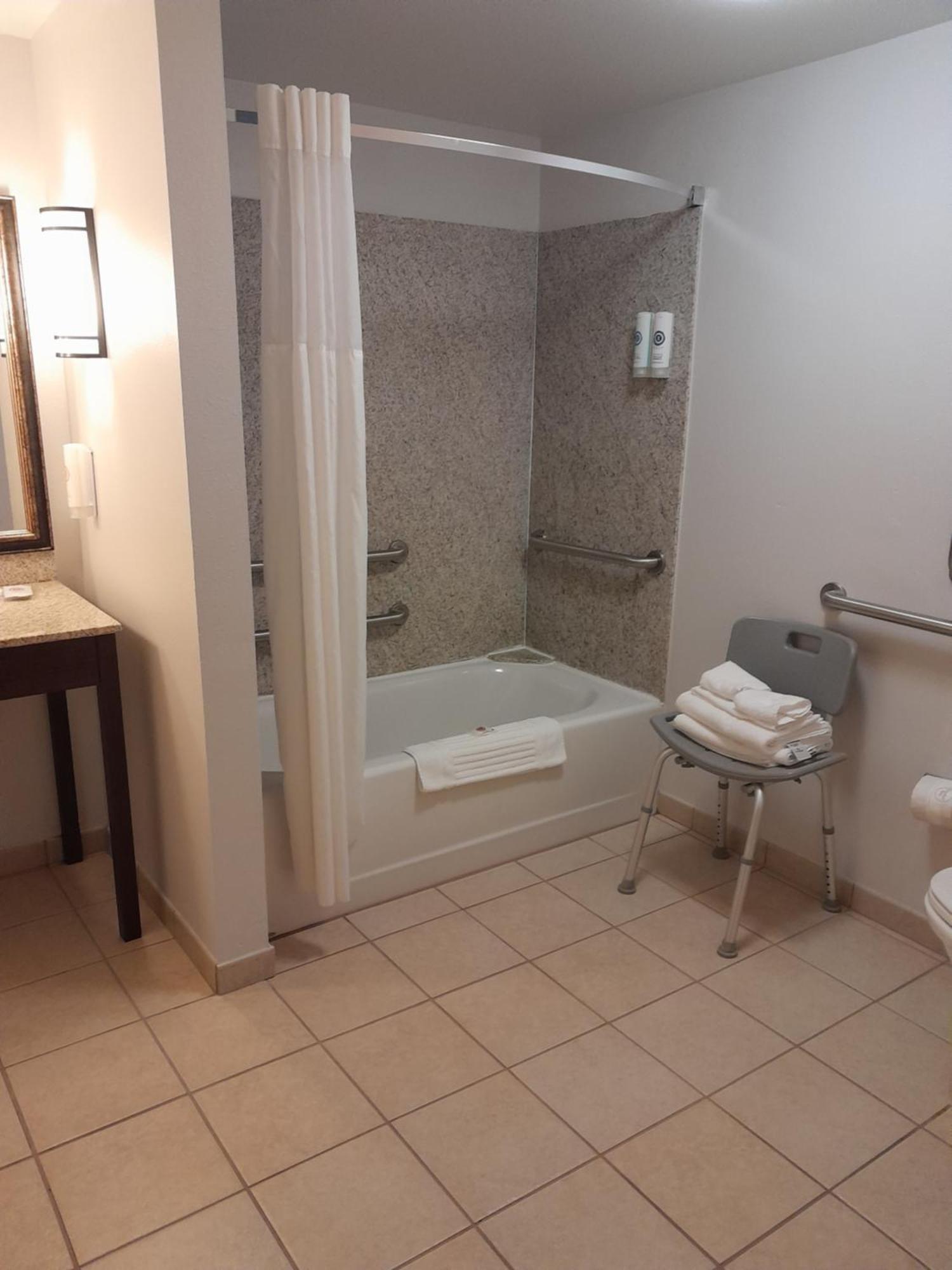 Comfort Suites Алтуна Екстериор снимка